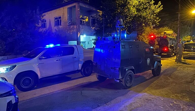 Van’da baba ve çocuklarına uzun namlulu silahla saldırı: 1 ölü, 3 yaralı Van’da baba ve çocuklarına uzun namlulu silahla saldırı: 1 ölü, 3 yaralı