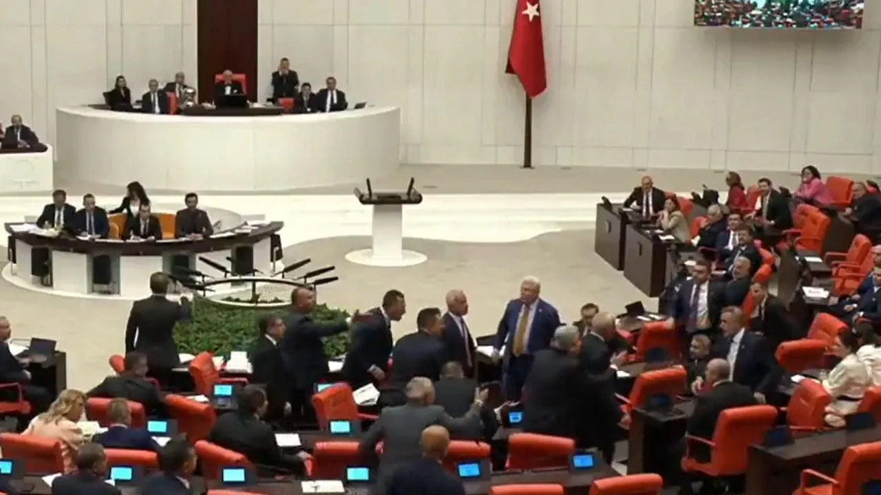 Varank’tan Meclis’te skandal sözler: ‘Ayı gibi oturuyorsun’ Varank’tan Meclis’te skandal sözler: ‘Ayı gibi oturuyorsun’