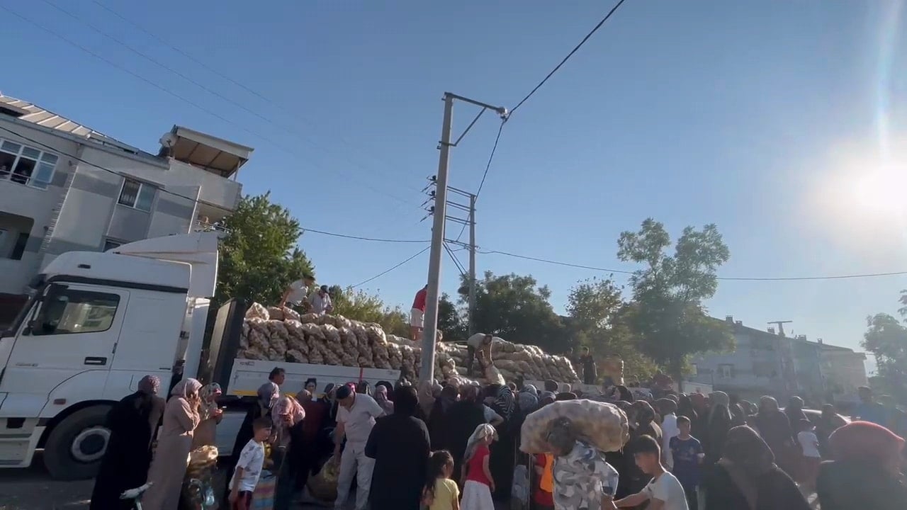 Vatandaş bedava patates için ezildi Vatandaş bedava patates için ezildi