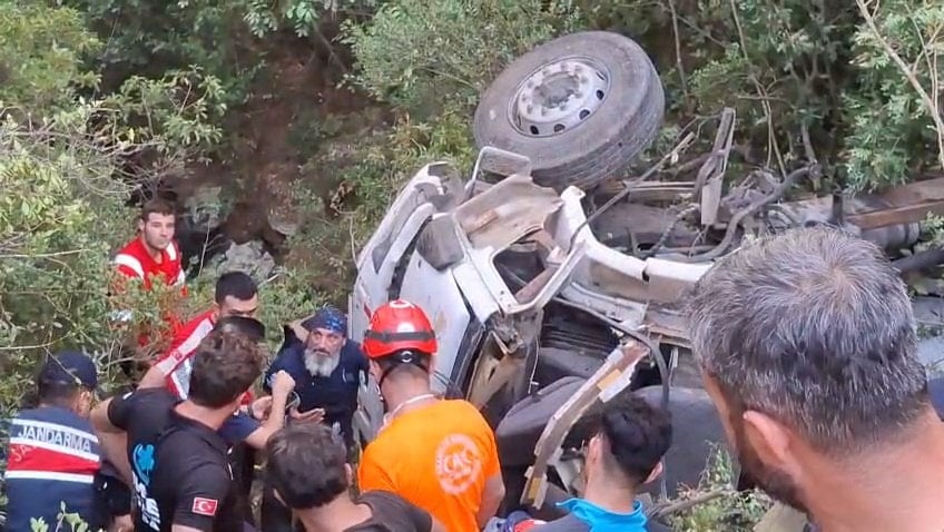 Yangınla mücadeleye giderken facia: Tanker uçuruma yuvarlandı, 1 ölü, 2 yaralı Yangınla mücadeleye giderken facia: Tanker uçuruma yuvarlandı, 1 ölü, 2 yaralı