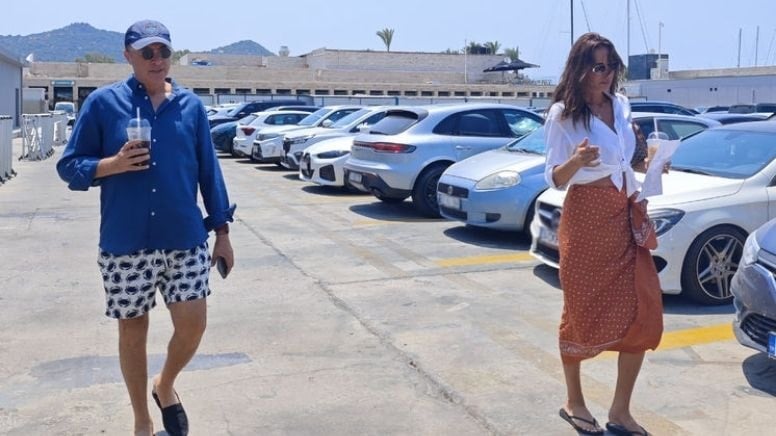 ‘Yasak aşk’ Bodrum’da objektiflere yakalandı: Beşiktaş eski başkanı ile eski manken görüntülendi ‘Yasak aşk’ Bodrum’da objektiflere yakalandı: Beşiktaş eski başkanı ile eski manken görüntülendi