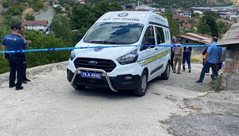 Yokuş aşağı yürürken düştü, hayatını kaybetti Yokuş aşağı yürürken düştü, hayatını kaybetti