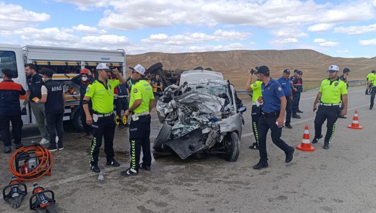 Yozgat’ta feci kaza: 3 ölü, 2 yaralı Yozgat’ta feci kaza: 3 ölü, 2 yaralı