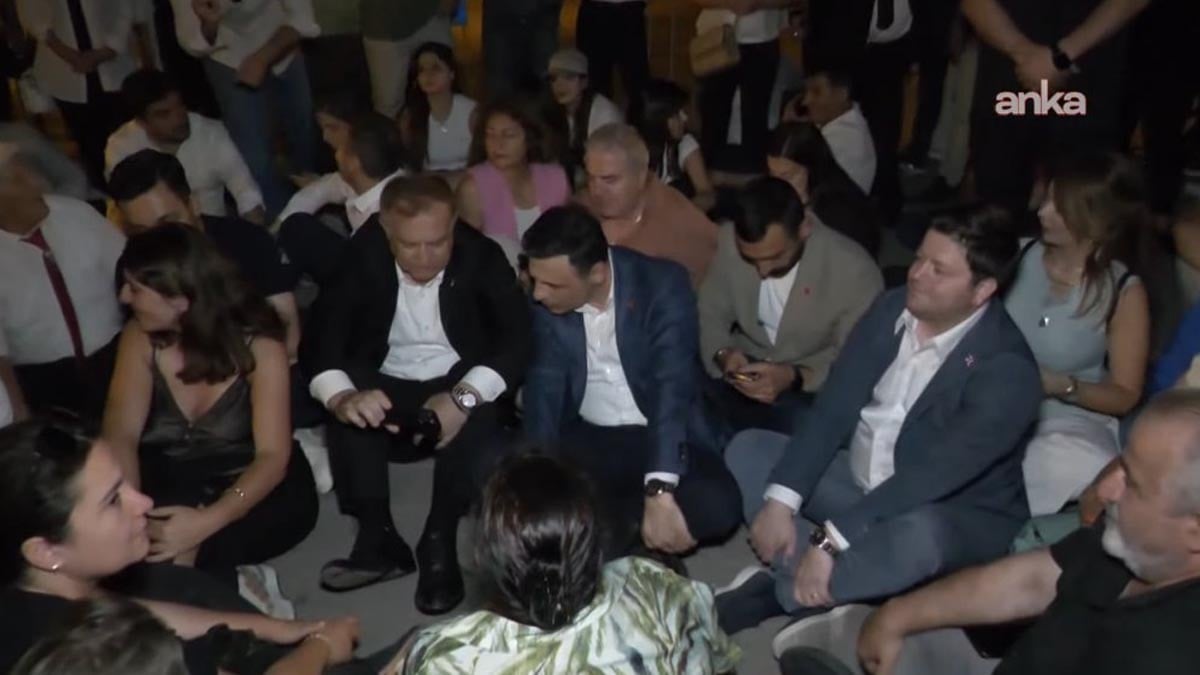 Yurttaşlar İstanbul Emniyeti önünde! Vatan caddesi miting meydanına döndü Yurttaşlar İstanbul Emniyeti önünde! Vatan caddesi miting meydanına döndü