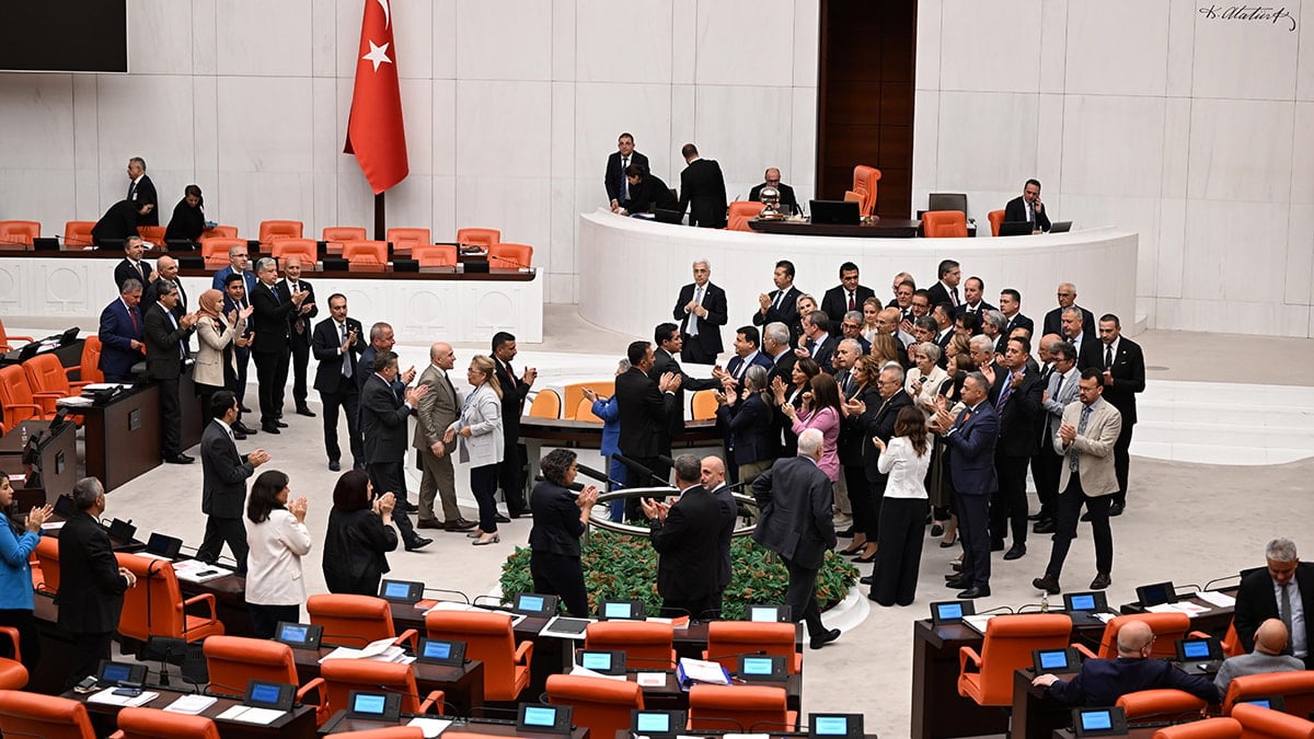 Zeydan Karalar’ı tutuklama kararı Meclis’i kapattırdı Zeydan Karalar’ı tutuklama kararı Meclis’i kapattırdı
