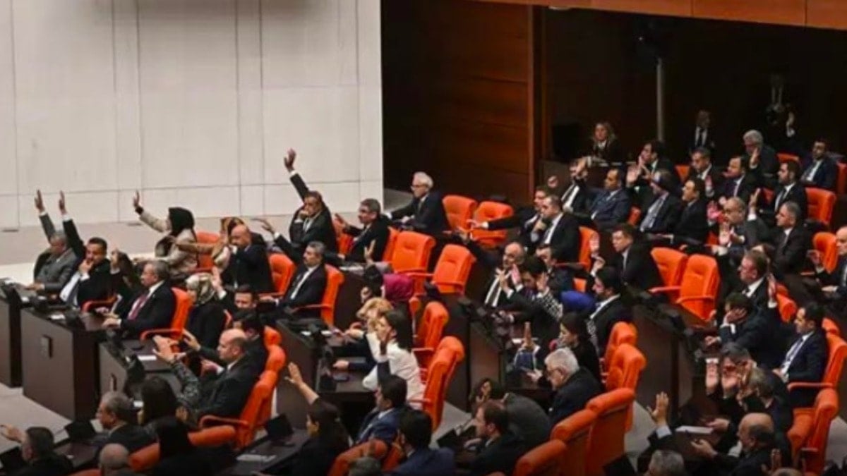 Zeytinlikleri madenciliğe açan kanun kabul edildi Zeytinlikleri madenciliğe açan kanun kabul edildi