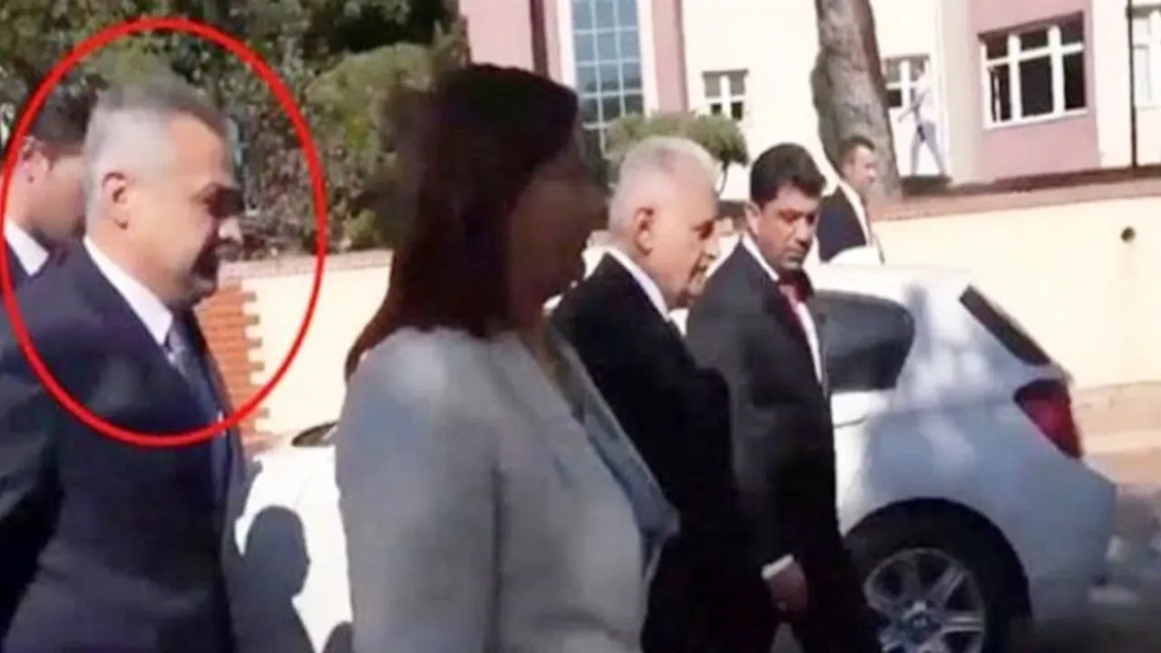 6 yıl önce omuz attı, şimdi çiçekle geldi 6 yıl önce omuz attı, şimdi çiçekle geldi