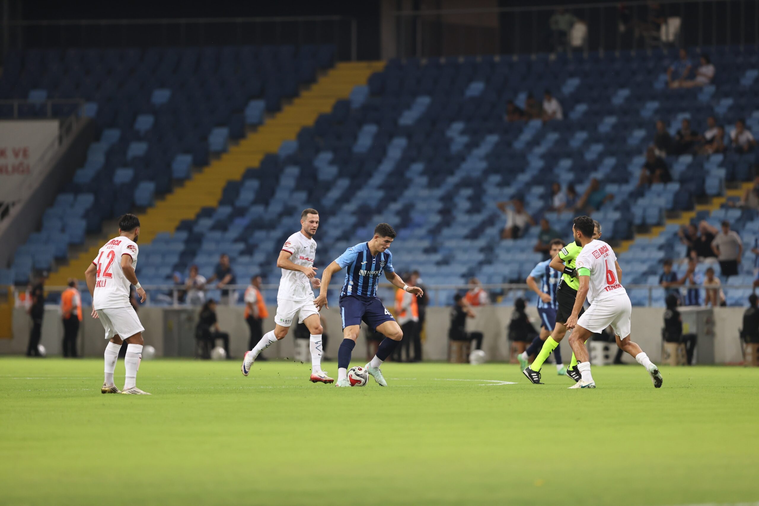 Adana Demirspor evinde farklı mağlup Adana Demirspor evinde farklı mağlup