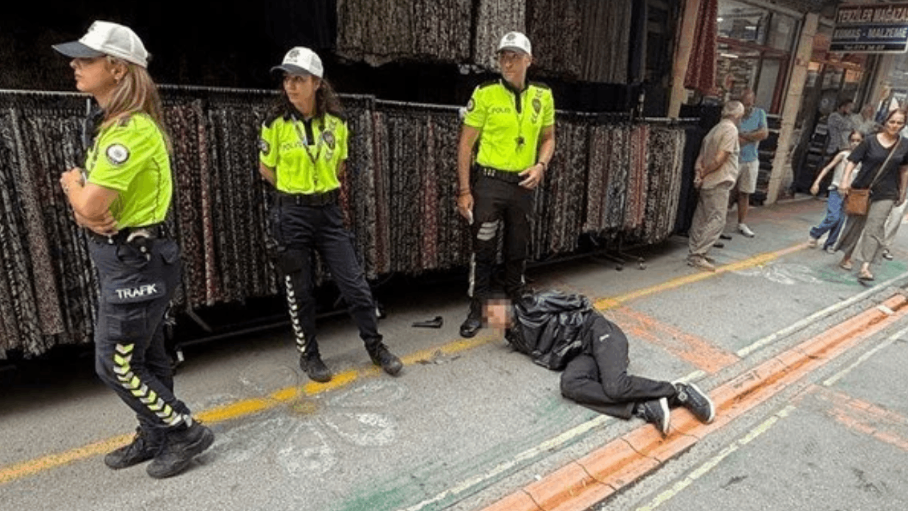 Ağustos sıcağında montla dolaşınca polise yakalandı Ağustos sıcağında montla dolaşınca polise yakalandı