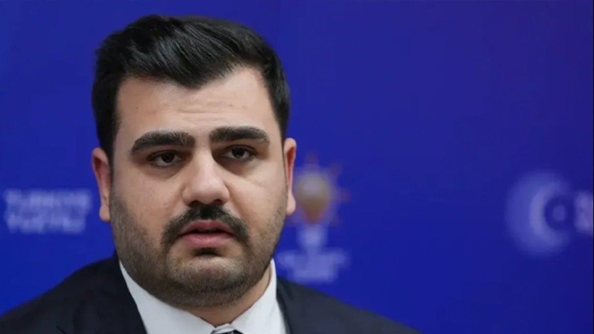 AKP’li vekilden kendi mahallesine ‘Erdoğan’ ayarı: “Şatafatlı dekorlarla süsleyip altın varaklı masalar, kırmızı taht koltuklar arasında…” AKP’li vekilden kendi mahallesine ‘Erdoğan’ ayarı: “Şatafatlı dekorlarla süsleyip altın varaklı masalar, kırmızı taht koltuklar arasında…”