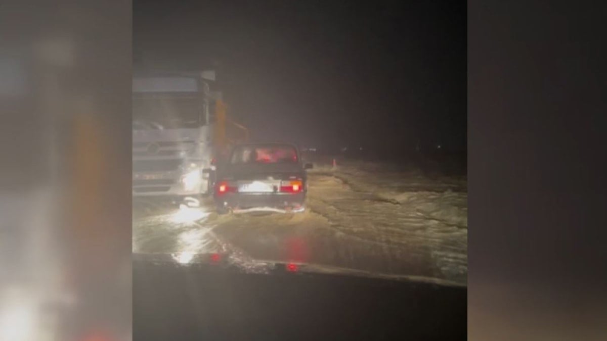 Ankara’da sağanak: Polatlı- Yunak yolu ulaşıma kapandı Ankara’da sağanak: Polatlı- Yunak yolu ulaşıma kapandı