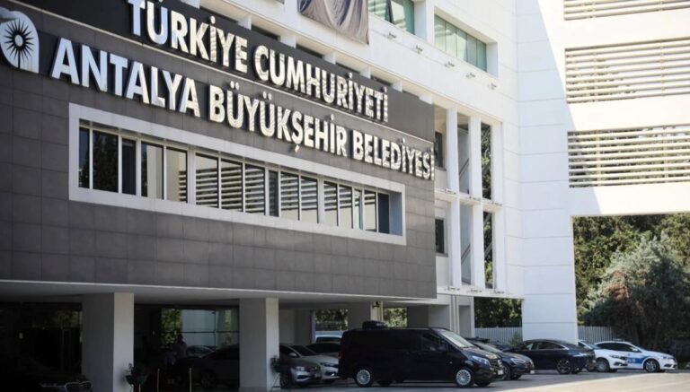Antalya Büyükşehir Belediyesi’ne yönelik soruşturmada 1 şüpheli tutuklandı Antalya Büyükşehir Belediyesi’ne yönelik soruşturmada 1 şüpheli tutuklandı