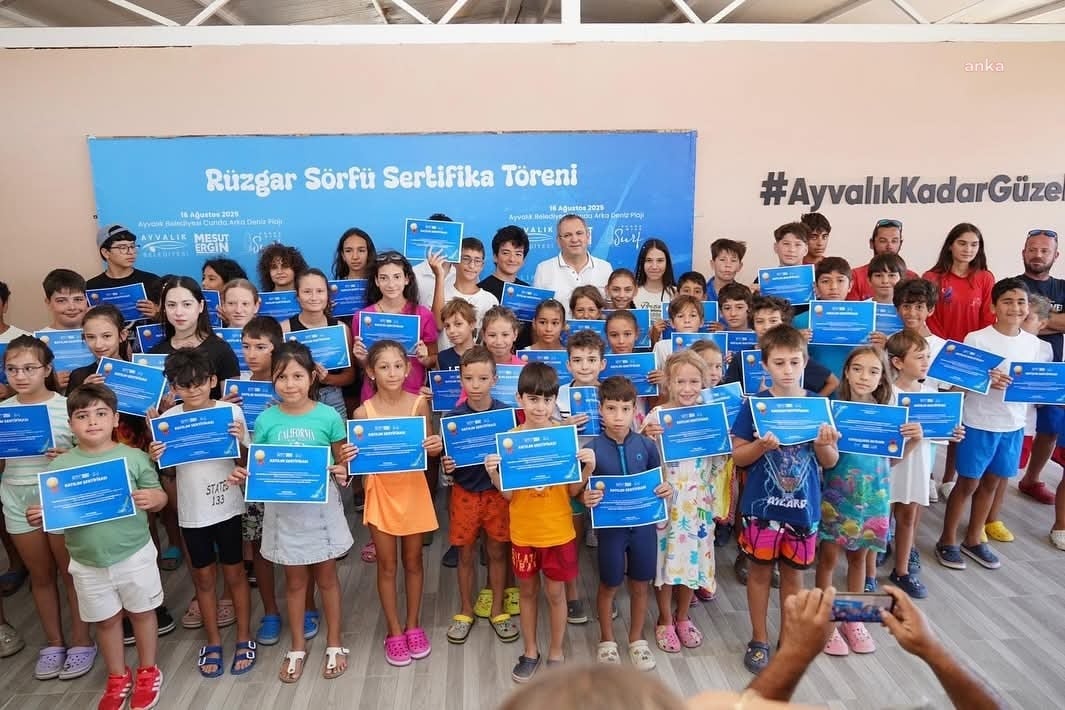 Ayvalık’ta çocuklar rüzgarla buluştu Ayvalık’ta çocuklar rüzgarla buluştu