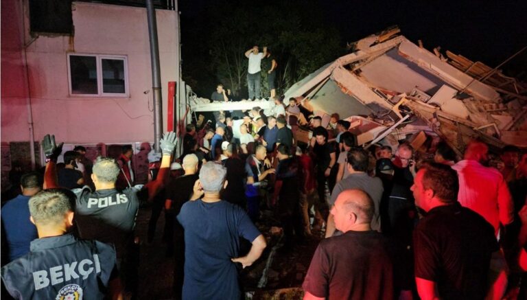 Balıkesir Sındırgı’da 6,1 büyüklüğünde deprem: 1 kişi hayatını kaybetti, 29 kişi yaralandı Balıkesir Sındırgı’da 6,1 büyüklüğünde deprem: 1 kişi hayatını kaybetti, 29 kişi yaralandı