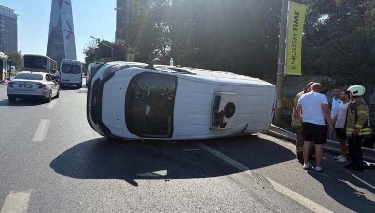 Beşiktaş’ta otobüsle çarpışan minibüs devrildi Beşiktaş’ta otobüsle çarpışan minibüs devrildi