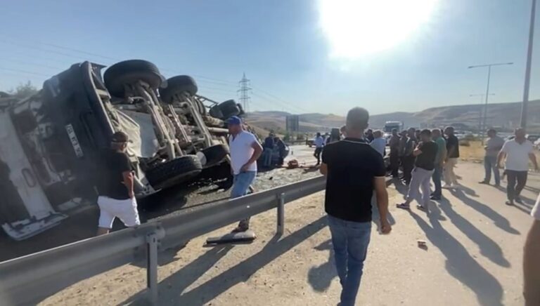 Beton mikseri otomobilin üzerine devrildi: Vatandaşlar araçta sıkıştı Beton mikseri otomobilin üzerine devrildi: Vatandaşlar araçta sıkıştı