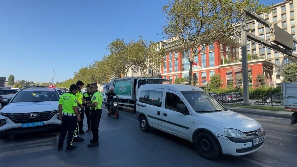 Beyoğlu’nda zincirleme kaza: 8 kişi yaralandı Beyoğlu’nda zincirleme kaza: 8 kişi yaralandı