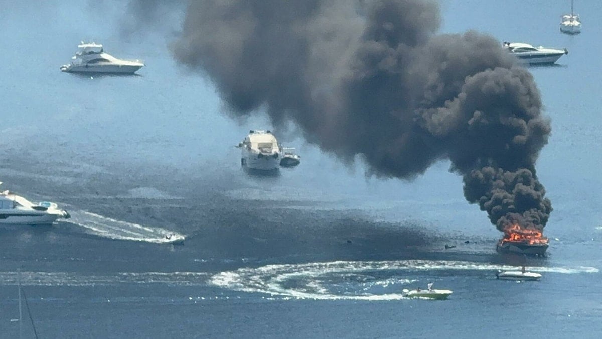 Bodrum’da tekne alev alev yandı Bodrum’da tekne alev alev yandı
