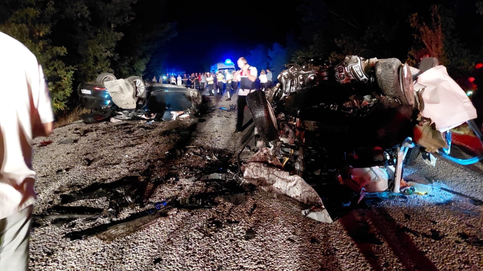 Çanakkale’de can pazarı! Araçlar demir yığınına döndü, 6 kişi yaşamını yitirdi Çanakkale’de can pazarı! Araçlar demir yığınına döndü, 6 kişi yaşamını yitirdi