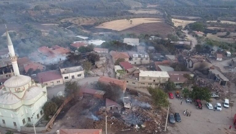 Çanakkale’de orman yangını! Yanan alanlar havadan görüntülendi Çanakkale’de orman yangını! Yanan alanlar havadan görüntülendi