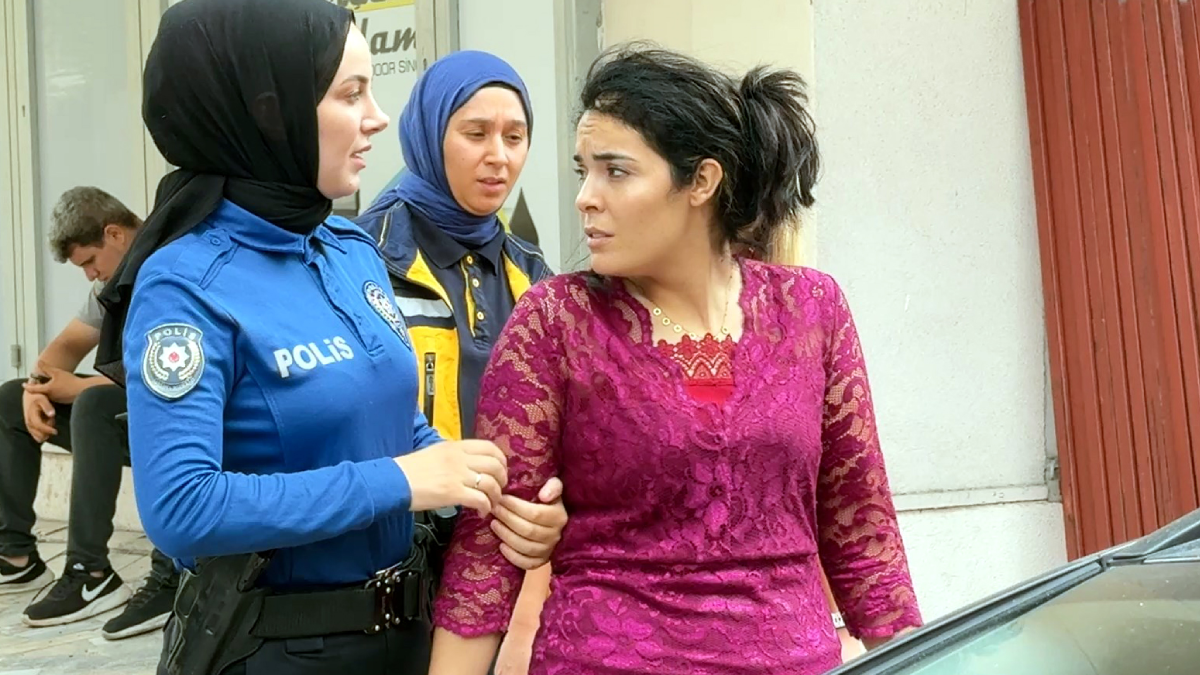 Canına kıymak için çatıya çıktı sanıldı, gerçek bambaşka çıktı Canına kıymak için çatıya çıktı sanıldı, gerçek bambaşka çıktı