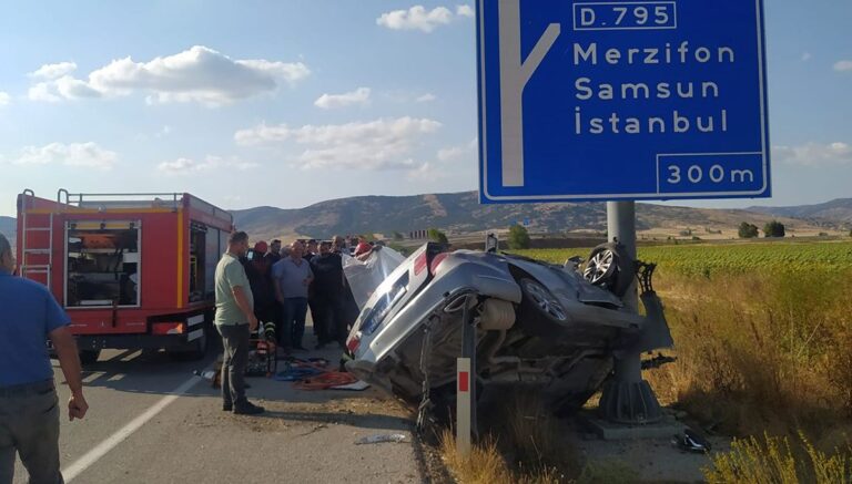 Çarptığı yön levhasında asılı kaldı Çarptığı yön levhasında asılı kaldı