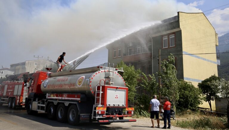 Çatı katı yangını korkuttu Çatı katı yangını korkuttu