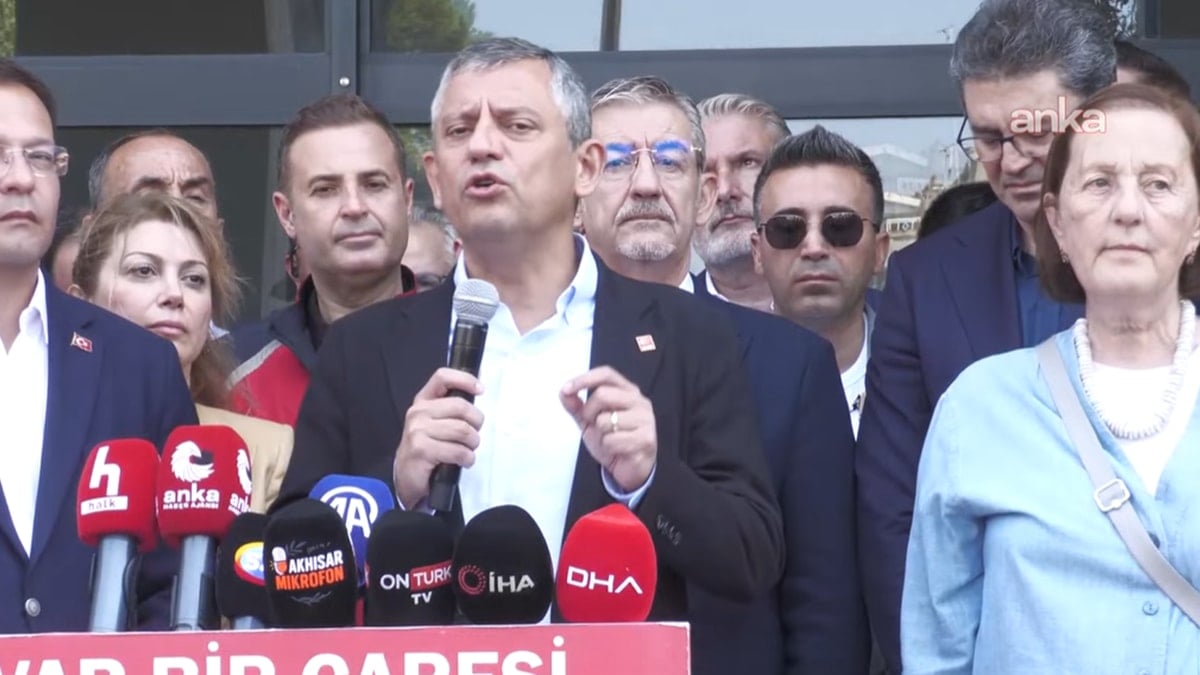 CHP lideri Özel Balıkesir’de depreme yakalandı CHP lideri Özel Balıkesir’de depreme yakalandı