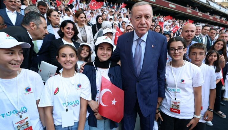 Cumhurbaşkanı Erdoğan: “Büyük ve güçlü Türkiye’ye kavuşmamıza çok az kaldı” Cumhurbaşkanı Erdoğan: “Büyük ve güçlü Türkiye’ye kavuşmamıza çok az kaldı”