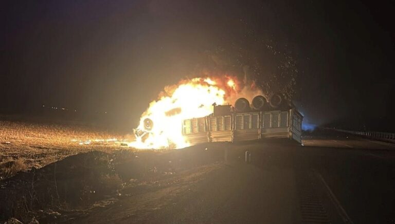 Devrilen TIR alev aldı: Sürücü feci şekilde can verdi Devrilen TIR alev aldı: Sürücü feci şekilde can verdi