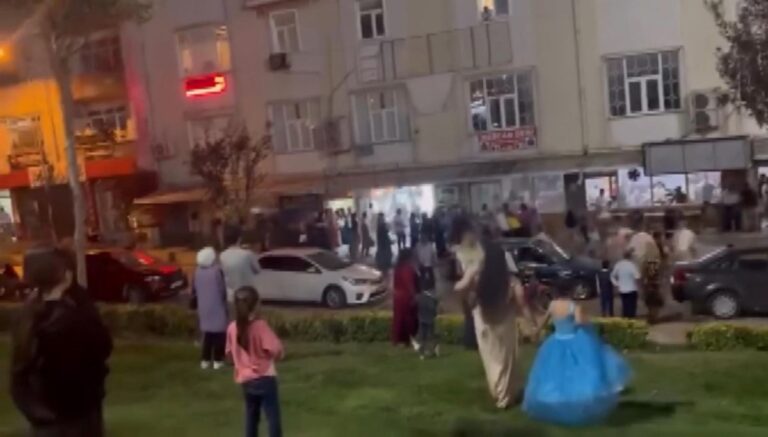 Düğün çıkışı tekmeli yumruklu sopalı kavga Düğün çıkışı tekmeli yumruklu sopalı kavga