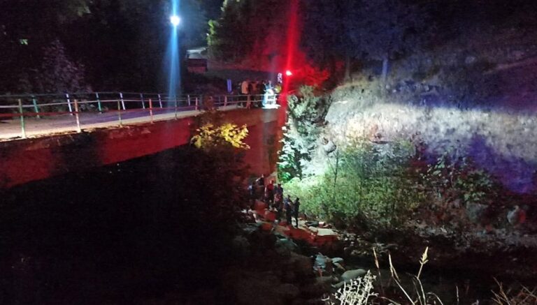 Elektrikli bisiklet köprüden dereye düştü: 1 ölü, 1 yaralı Elektrikli bisiklet köprüden dereye düştü: 1 ölü, 1 yaralı