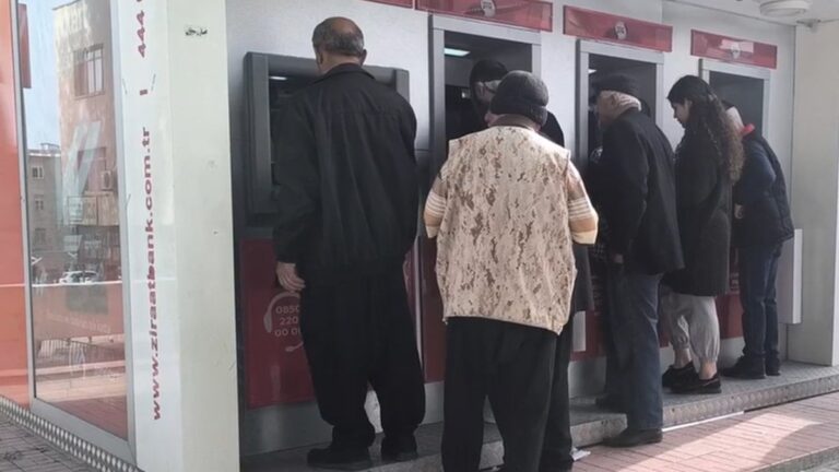 Emeklilerin çoğu bu haktan habersiz: İki bankadan promosyon alabilirsiniz Emeklilerin çoğu bu haktan habersiz: İki bankadan promosyon alabilirsiniz