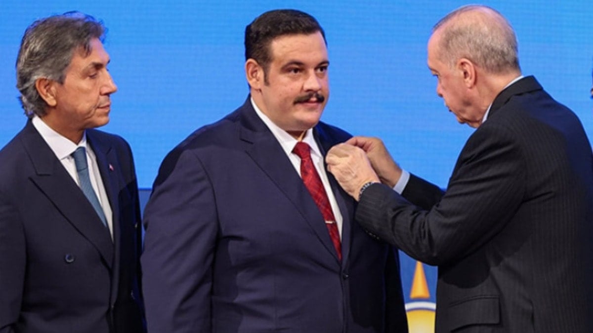 Erdoğan, ‘kilo ver’ dedi, rozet taktı: AKP’ye geçen başkan rüşvetten gözaltına alınmış! Erdoğan, ‘kilo ver’ dedi, rozet taktı: AKP’ye geçen başkan rüşvetten gözaltına alınmış!