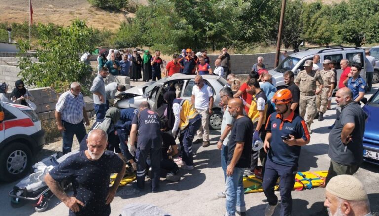 Erzincan’da otomobil duvara çarptı: Bir can kaybı, üç yaralı Erzincan’da otomobil duvara çarptı: Bir can kaybı, üç yaralı