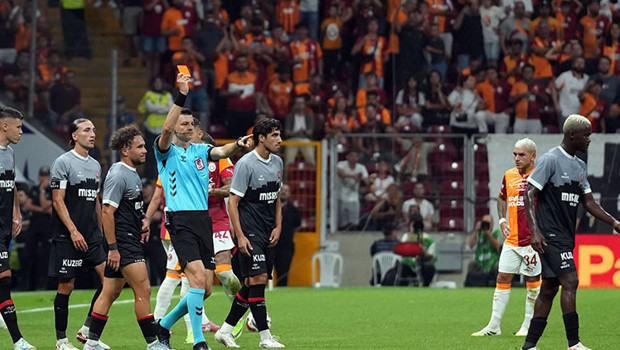 Genç futbolcudan Süper Lig’e talihsiz başlangıç: İlk maçtan kırmızı kart! Genç futbolcudan Süper Lig’e talihsiz başlangıç: İlk maçtan kırmızı kart!