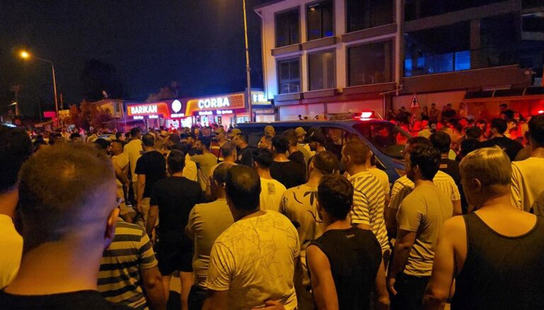 Hatay’da olaylı gece: Bıçaklayıp lokantaya sığındılar Hatay’da olaylı gece: Bıçaklayıp lokantaya sığındılar