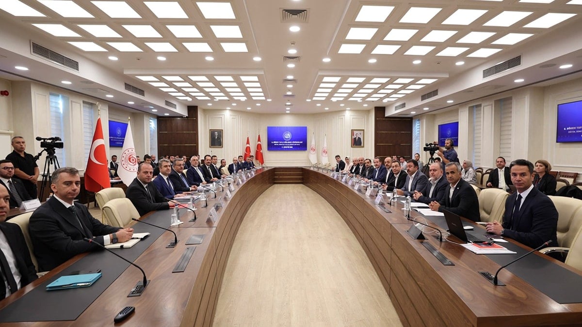 Hazine ve Maliye Bakanı Mehmet Şimşek acı ilacı memurun önüne koydu Hazine ve Maliye Bakanı Mehmet Şimşek acı ilacı memurun önüne koydu