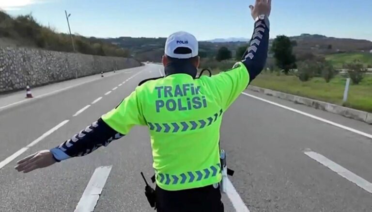 Hız sınır bölgeleri ve eski trafik levhaları değişiyor: Resmi Gazete’de yayımlandı Hız sınır bölgeleri ve eski trafik levhaları değişiyor: Resmi Gazete’de yayımlandı