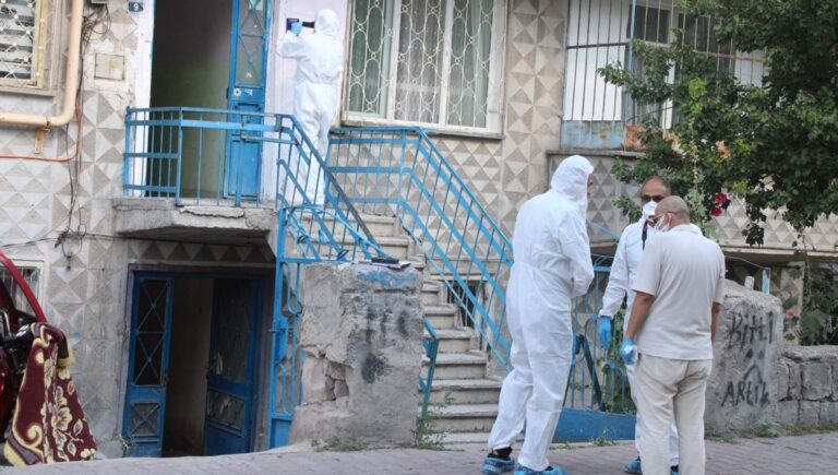 İki haftadır haber alınamayan kişi evinde ölü bulundu İki haftadır haber alınamayan kişi evinde ölü bulundu