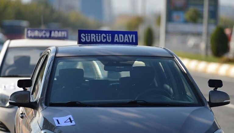 İnternette sınavsız ehliyet ilanı: Direksiyona geçmeden ehliyet sözü İnternette sınavsız ehliyet ilanı: Direksiyona geçmeden ehliyet sözü