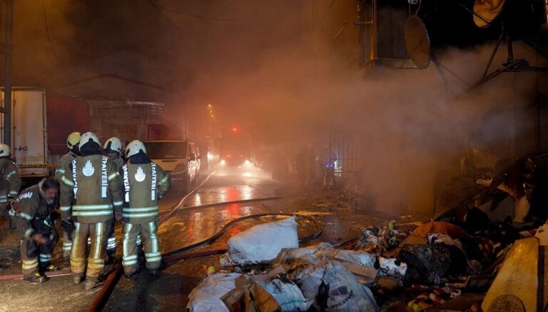 İstanbul’da çorap atölyesinde yangın İstanbul’da çorap atölyesinde yangın