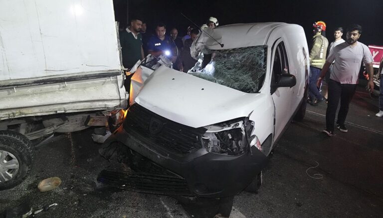 İstanbul’da feci kaza: 3 yaralı İstanbul’da feci kaza: 3 yaralı