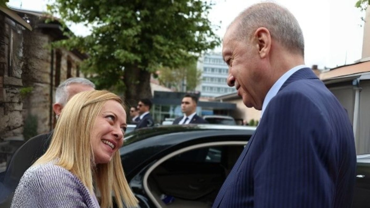 İtalya Başbakanı ile Dolmahçe’de görüştü, kapıya kadar uğurladı İtalya Başbakanı ile Dolmahçe’de görüştü, kapıya kadar uğurladı