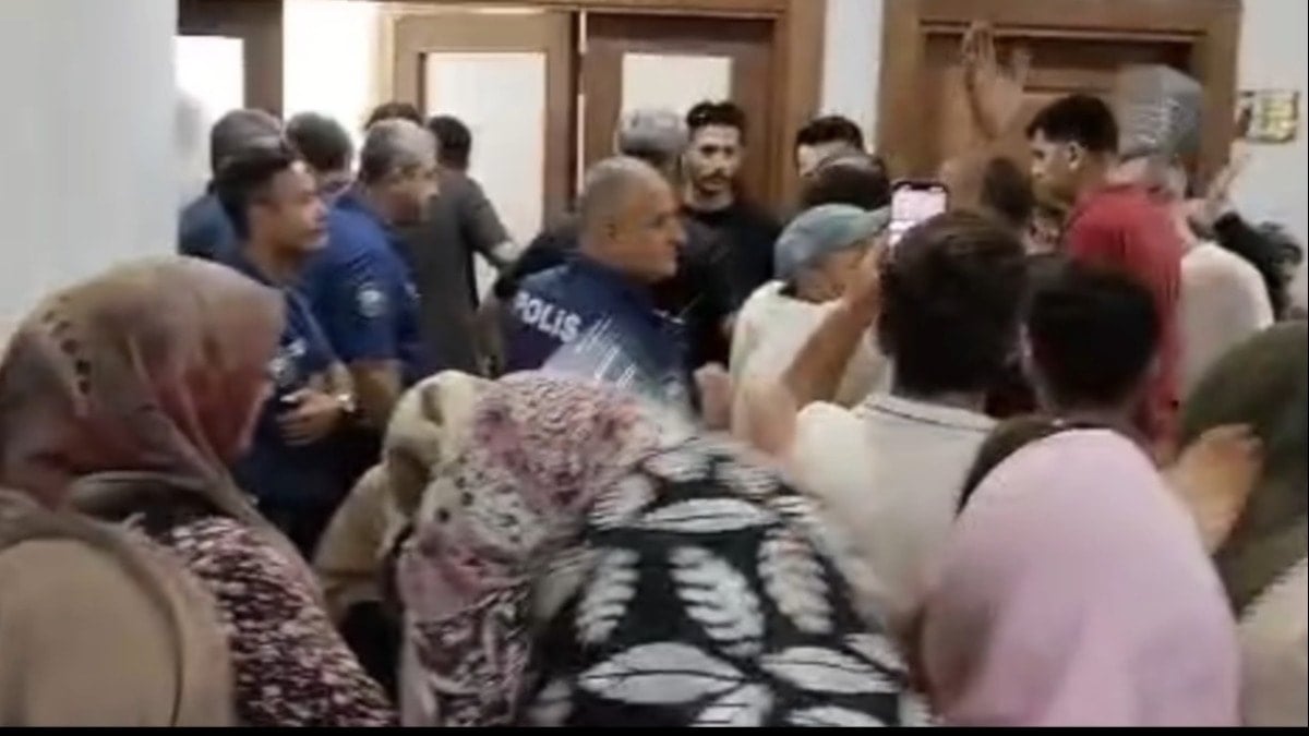 Kahramanmaraş’ta susuz kalan depremzedeler AKP’li belediyeyi bastı! Kahramanmaraş’ta susuz kalan depremzedeler AKP’li belediyeyi bastı!