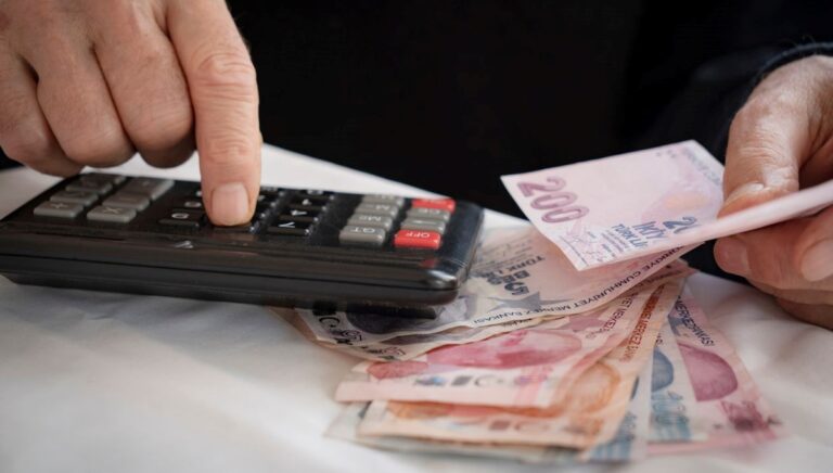 Kamuda zam pazarlığı düğümü çözüldü: İmzalar atıldı Kamuda zam pazarlığı düğümü çözüldü: İmzalar atıldı