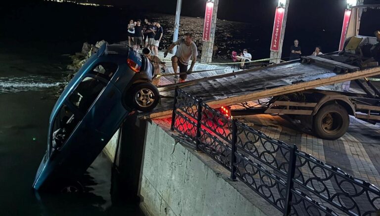 Kanala uçtu, duvarda asılı kaldı Kanala uçtu, duvarda asılı kaldı