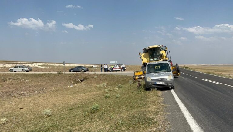 Kars’ta traktör ile otomobil çarpıştı Kars’ta traktör ile otomobil çarpıştı