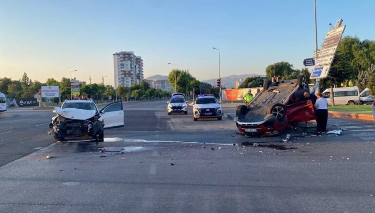 Kavşakta feci kaza: Biri takla attı, diğeri hurda yığınına döndü Kavşakta feci kaza: Biri takla attı, diğeri hurda yığınına döndü