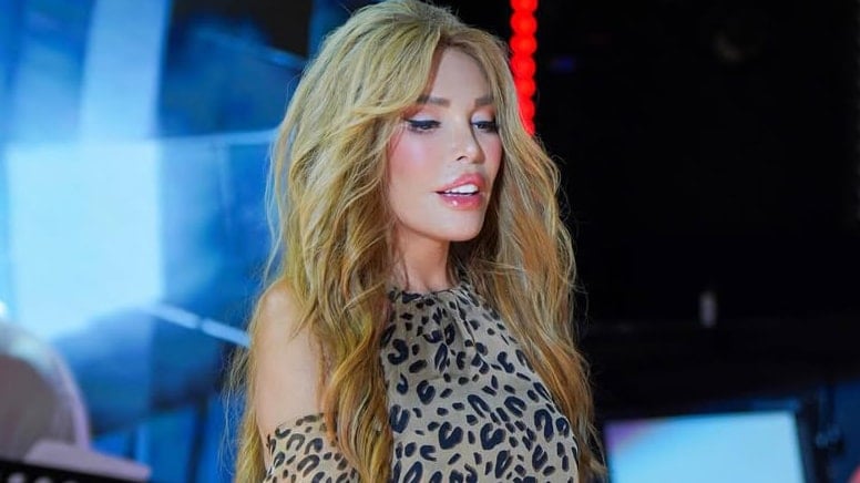 Mahsun Kırmızıgül ile Ajda Pekkan sahnede halayla coştu Mahsun Kırmızıgül ile Ajda Pekkan sahnede halayla coştu